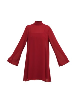 Rode chiffon jurk met lange klokmouwen en een hoge hals. Losse, vloeiende silhoeet met een vierkante halslijn en transparante textuur.