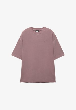 Yliarvoinen lyhythihainen t-paita hillityssä mauvessa värissä, valmistettu pehmeästä puuvillasta, jossa on pyöreä pääntie ja huomaamaton brodeerattu logo rinnassa.