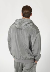 Guess EFFETTO STROPICCIATO - Kapucnis pulóver - grau