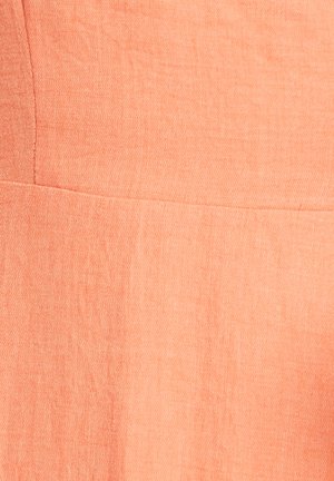 Persiku krāsas lina audums ar smalku tekstūru. Virsma raksturo gluda auduma struktūra un neliels spīdums, kas izceļ minimālistisku šuvju detaļas.