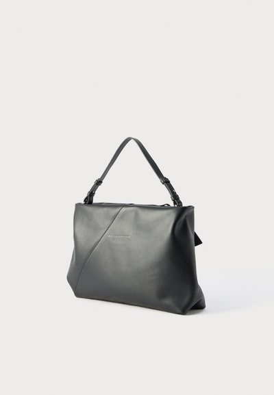 Μαύρη ορθογώνια δερμάτινη τσάντα χειρός με έναν ρυθμιζόμενο ιμάντα και διακριτική διαγώνια ραφή στο μπροστινό μέρος.