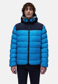 Giacca imbottita di un vivace blu con colletto blu navy, dotata di zip frontale, cappuccio e tasche laterali. Motivo a quadretti su tutta la superficie.