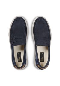 Scarpe slip-on in suede blu navy con suole e cuciture beige a contrasto. Presentano una punta arrotondata e dettagli decorativi sottili sulla parte anteriore.
