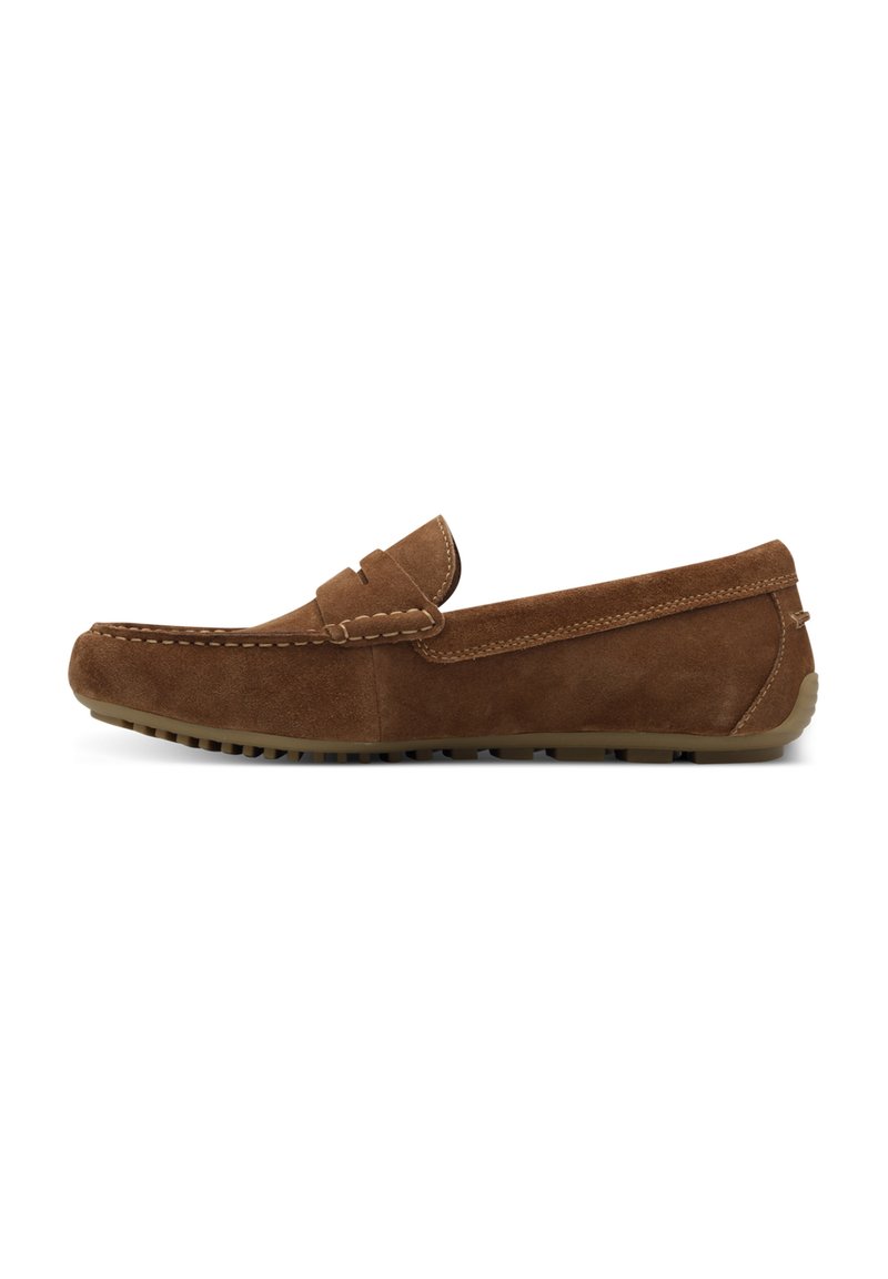 Mocassins en cuir suédé marron avec un bout arrondi, design à enfiler et coutures contrastantes. Semelle en caoutchouc avec de petites rainures pour une meilleure adhérence.