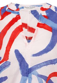 Weißes Baumwolloberteil mit rot-blauen Pinselstrichmustern, mit V-Ausschnitt und Steppdetails in der Mitte. Etikett lautet "Marie Lund."