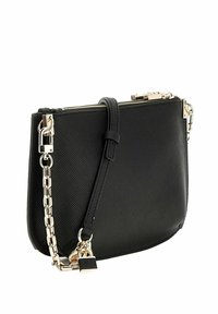 Borsa a tracolla sintetica nera con texture, dotata di una tracolla in catena dorata, chiusura con zipper e dettaglio di un piccolo lucchetto.