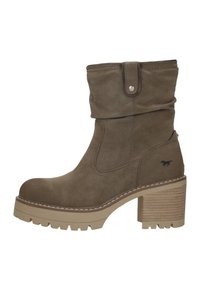 Bottine en daim marron avec un design froissé, un talon bloc robuste et une semelle texturée. Comprend un bouton-pression et des accents cousus.