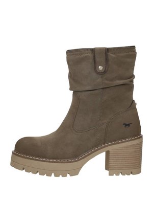 Braune Wildleder-Ankle Boots mit einem lässigen Design, einem stabilen Blockabsatz und einer strukturierten Plateausohle. Sie verfügen über einen Druckknopf und genähte Akzente.