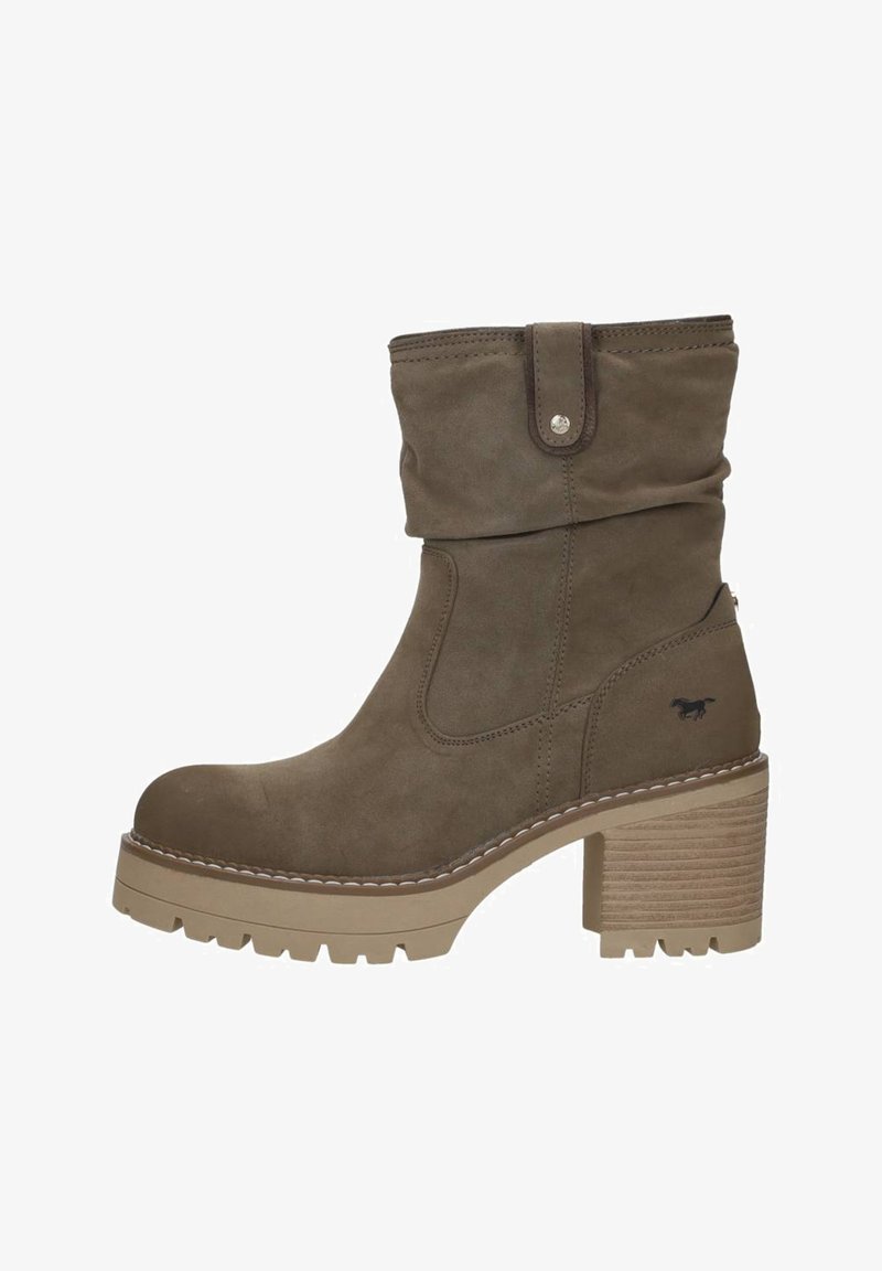 Stivaletto alla caviglia in suede marrone con design svasato, tacco a blocco robusto e plateau texturizzato. Presenta un bottone a pressione e dettagli cuciti.