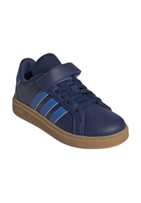 Zapatillas azul marino con una parte superior sintética lisa, tres franjas de color azul claro, diseño de cordones y una correa de Velcro. Suela de goma.
