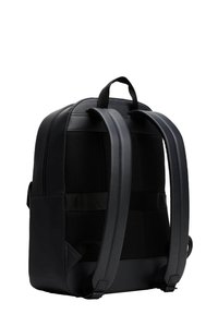 Zaino nero in materiale sintetico liscio, con schienale imbottito in rete, due spallacci regolabili e manico superiore per il trasporto.