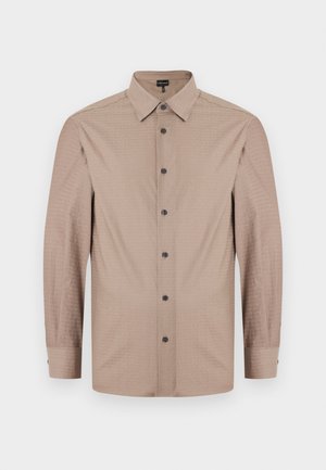 Herenoverhemd met lange mouwen in beige, voorzien van een klassieke kraag en donkere knopen, plat uitgestald op een witte achtergrond.