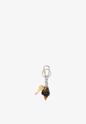 Llavero con clip metálico que sostiene una llave de color dorado y un colgante de concha marina en espiral de color marrón oscuro.