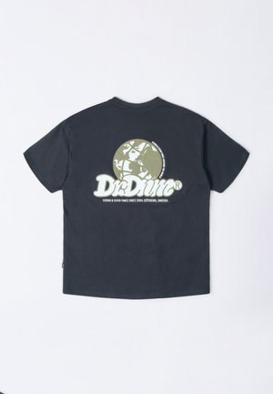 Dunkelgraues T-Shirt aus Baumwolle. Verfügt über ein großes, rundes Grafiklogo in Olivgrün auf der Rückseite mit Text, der die Marke beschreibt.