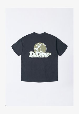 Dunkelgraues T-Shirt aus Baumwolle. Verfügt über ein großes, rundes Grafiklogo in Olivgrün auf der Rückseite mit Text, der die Marke beschreibt.