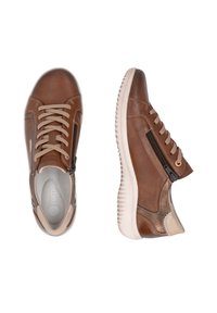 Paire de baskets en cuir marron avec lacets beige et fermetures éclair latérales, dotées de semelles blanches texturées, vues de dessus et de côté.