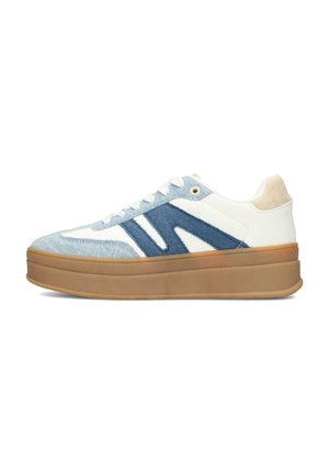 Sneakers bianchi e blu con dettagli di denim, una suola in gomma tan spessa e design con lacci. Presentano una parte superiore in tessuto testurizzato e strisce a contrasto.
