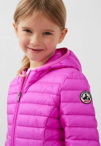 Fuchsia donsjack met ritssluiting en aangezette capuchon. Heeft een horizontaal doorgestikt ontwerp en een ronde logopatch op de linker mouw.