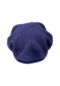 Cappello lavorato a maglia di colore blu navy con forma arrotondata e superficie texturizzata, caratterizzato da una cucitura che percorre la corona e si raccoglie ai lati.