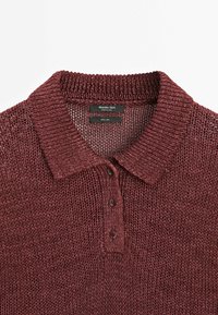 Polo en maille bordeaux avec col côtelé et trois boutons, avec étiquette de marque Massimo Dutti et étiquette de composition 100 % lin.