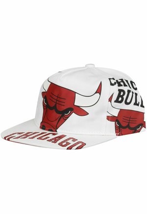 Cappello bianco con logo rosso dei Chicago Bulls e grafica di un toro, con la scritta "CHICAGO" stampata sulla visiera in rosso bold.