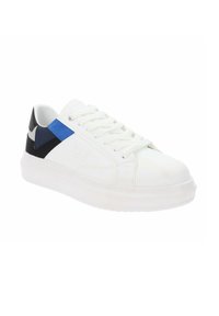 Sneaker bianca con tomaia in pelle liscia, caratterizzata da un pannello laterale con motivo blu e nero e una suola in gomma piatta. Design con lacci.