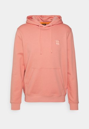 Jasnoróżowa bluza z kapturem typu pullover z przednią kieszenią typu kangur, kapturem ze sznurkiem do ściągania, ściągaczami na mankietach i małym logo BOSS na piersi.