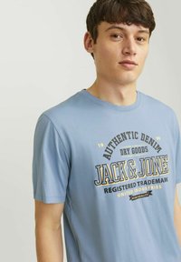Jack & Jones LOGO RUNDHALS - Marškinėliai su spaudiniu - mountain spring