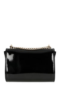 Schwarze lackierte Lederhandtasche mit strukturierter Form, ausgestattet mit einem goldfarbigen Kettenriemen und einer glatten, glänzenden Oberfläche.