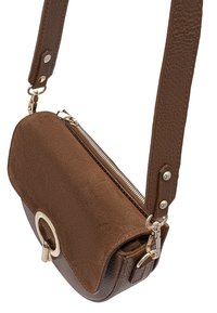 Braune Leder-Crossbody-Tasche mit einer strukturierten Oberfläche, Wildlederklappe, Reißverschluss oben und goldfarbener Hardware. Verfügt über einen stabilen Trageriemen mit Druckknöpfen.