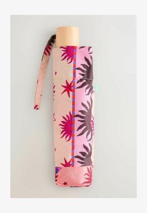 Umbrelă din material colorat cu modele roz, mov și negru. Dispune de un mâner din lemn, fixat cu o curea din material pentru portabilitate.