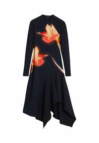 Schwarzes Langarmkleid mit ausgestelltem Saum, das mit einem lebhaften Blumenmuster in Orange und Gelb gestaltet ist. Hergestellt aus einem glatten Stoff.