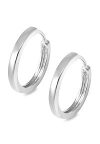 Srebrne kolczyki w kształcie obręczy z gładkim, zaokrąglonym wzorem i wypolerowanym wykończeniem. Posiadają bezpieczne zapięcie oraz jednolitą grubość.