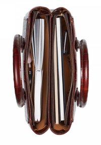 Bruine leren handtas met een getextureerde afwerking, voorzien van twee compartimenten, ritsen en handvatten. Binnenin bevinden zich notitieboekjes en een telefoon.