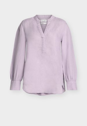 Lavendelfarbene Leinenbluse mit langen Ärmeln, V-Ausschnitt, Mandarinkragen, geknöpften Manschetten und leicht geschwungenem Saum mit Seitenschlitzen.