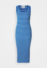 Robe midi ajustée sans manches, rayée bleu et blanc à l'horizontale, avec un col rond et une texture côtelée.