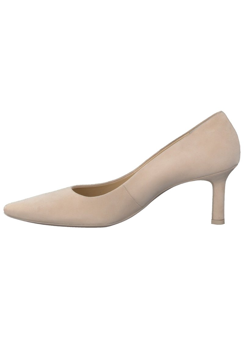 Beige mocka högklackad pumpsko med spetsig tå och en smal, cylindrisk klack. Slät textur med en minimalistisk design. Inga dekorationer.