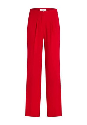 Pantalons taillés rouges avec une coupe large, présentant des plis à l'avant et une texture lisse. Fabriqués en tissu léger adapté à diverses occasions.