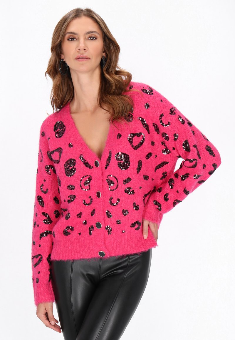 Fuchsia Cardigan mit V-Ausschnitt, verziert mit schwarzen Pailletten in Leopardenmuster, sechs großen Knöpfen vorne sowie gerippten Bündchen und Saum.