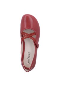 Bailarinas de cuero rojo con correas cruzadas, puntera redonda, plantilla acolchada y un discreto detalle de costura. Logo de la marca visible en el interior.