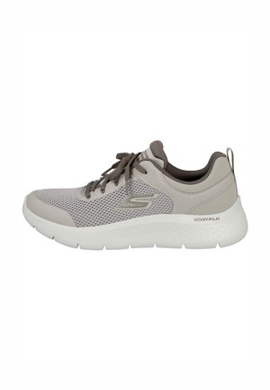 Zapatilla Skechers Go Walk en gris claro y beige con parte superior de malla, cierre de cordones y suela gruesa blanca acolchada.