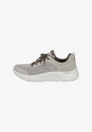 Zapatilla Skechers Go Walk en gris claro y beige con parte superior de malla, cierre de cordones y suela gruesa blanca acolchada.