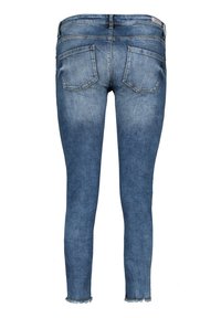 Slim jeans i mid-blå denim, med fem fickor, en bleknad tvätt och fransar vid ankeln. Bakvyn visas.