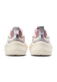 Růžové a bílé tenisky s jemnou texturou, s kulatou, silnou podrážkou a kovovými akcenty na patní části a po straně.