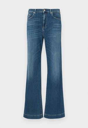 Jeans a zampa in denim blu medio. Realizzati in cotone con una leggera scoloritura. Presentano una chiusura con bottone, cinque tasche e cuciture a contrasto.