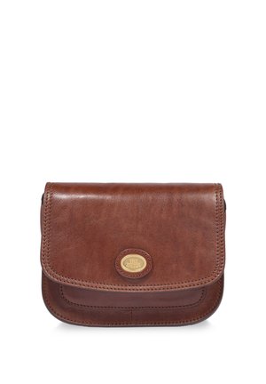 Borsa a tracolla in pelle marrone con chiusura a pattina ed emblema logo in metallo dorato ovale al centro davanti.