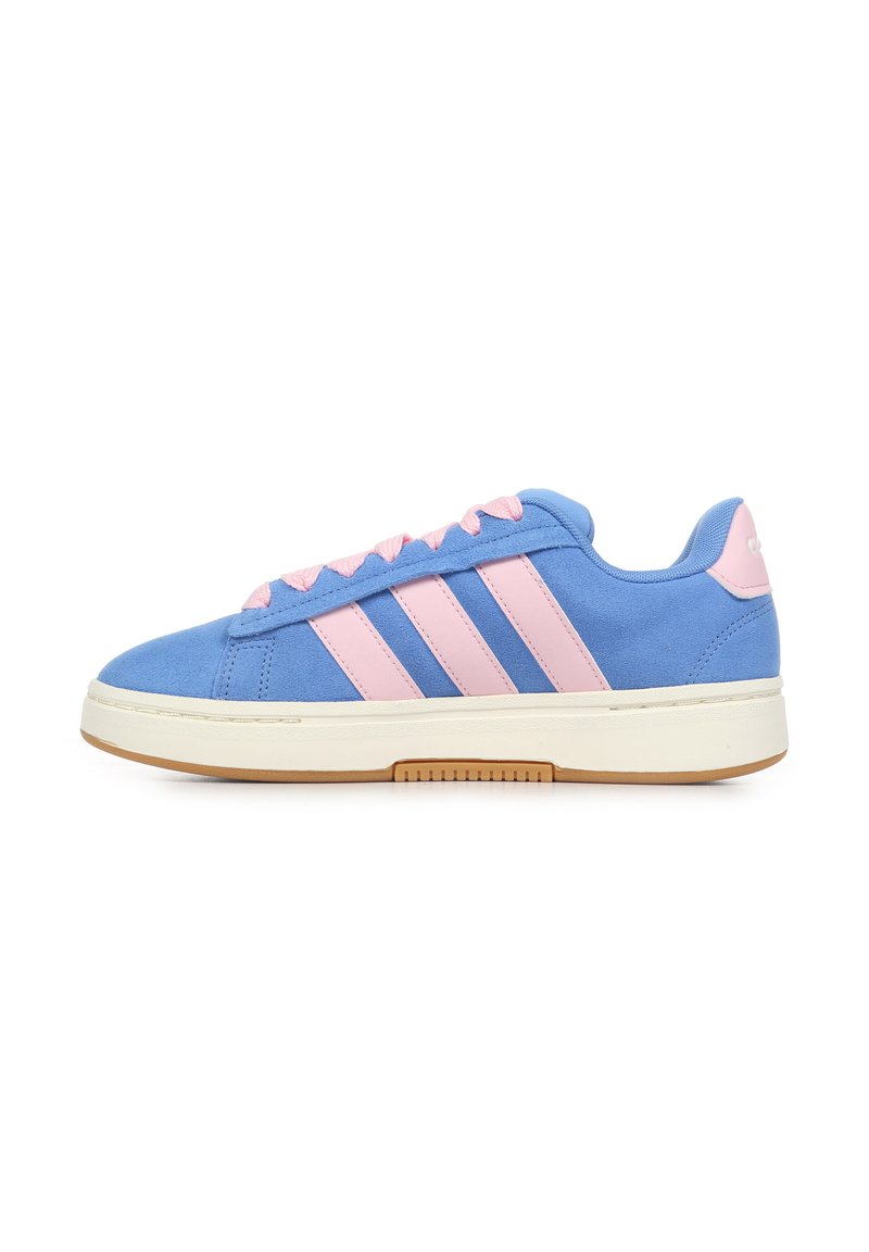 Sneaker blu scamosciato con accenti rosa, caratterizzato da tre strisce rosa, lacci rosa e una suola in gomma bianca con suola esterna testurizzata in gomma.