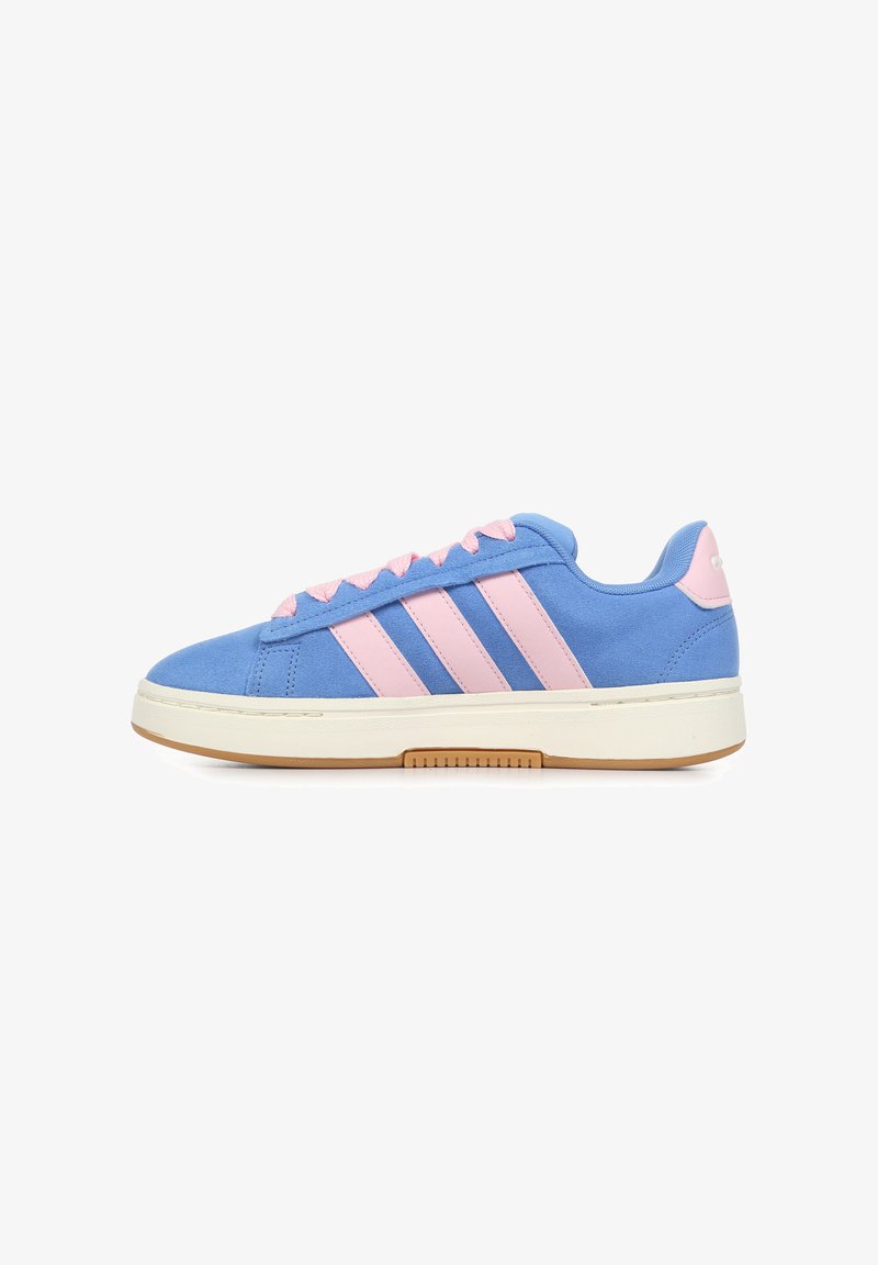 Blaue Wildleder-Sneaker mit pinken Akzenten, ausgestattet mit drei pinken Streifen, pinken Schnürsenkeln und einer weißen Gummisohle mit strukturiertem Gummi-Außensohlen.