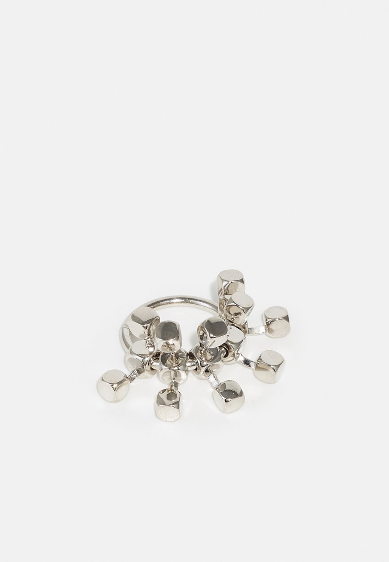 Anneau en métal avec plusieurs pendentifs en forme de carré, tous en argent poli. Chaque pendentif a un design géométrique et des orientations variées.