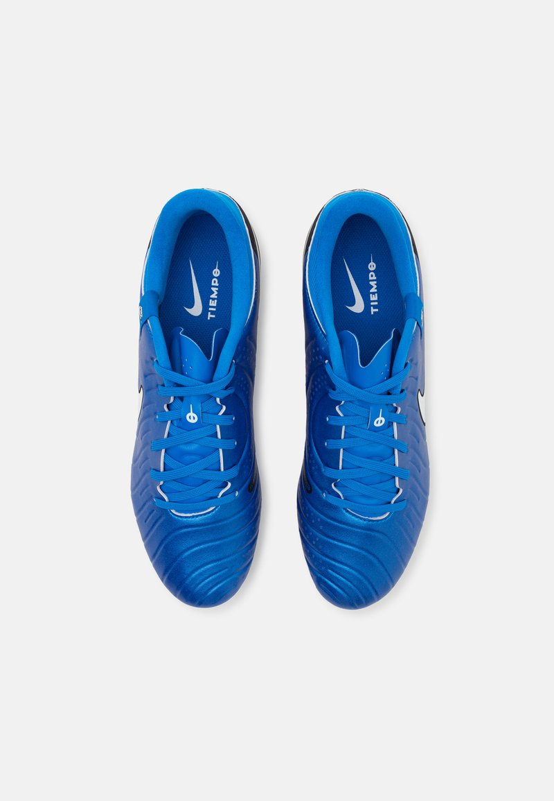 Scarpe da ginnastica blu con materiale testurizzato, logo Nike bianco a contrasto e lacci piatti. Include suola in gomma e interno imbottito.